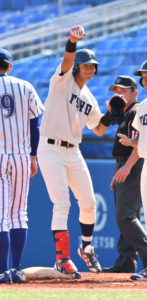 東洋大対立正大　1回表東洋大2死一、三塁、佐藤都は中前に適時打を放ちガッツポーズする（撮影・柴田隆二）