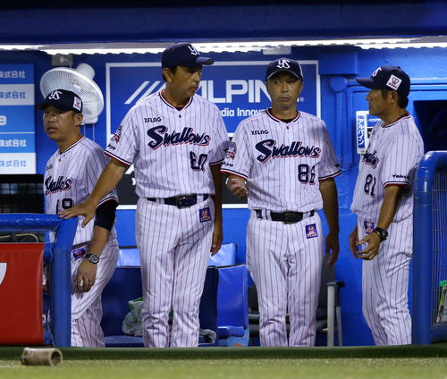 ヤクルト対巨人　8回、ベンチで話すヤクルト小川監督（中央左）と宮本コーチ（2019年9月7日撮影）