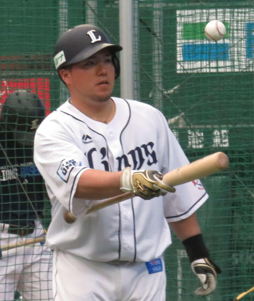 バットでリフティングをする西武山川（撮影・栗田成芳）