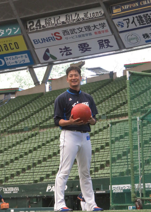 メディシンボールを投げる西武平井（撮影・栗田成芳）