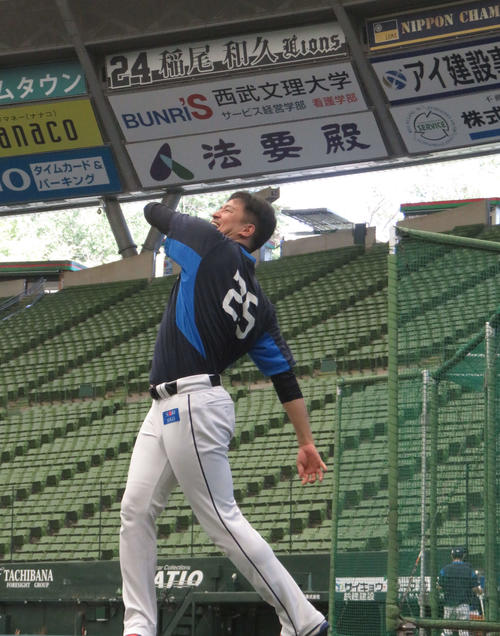メディシンボールを投げる西武平井（撮影・栗田成芳）
