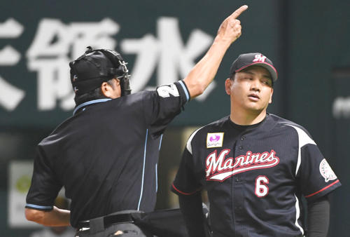 ロッテ井口監督（右）に禁止行為で退場を告げる嶋田哲也球審（2019年9月9日撮影）