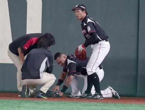 日本ハム対ロッテ　4回裏日本ハム1死一塁、中田の打球をフェンスに激突しながら捕球し負傷交代するマーティン（撮影・黒川智章）