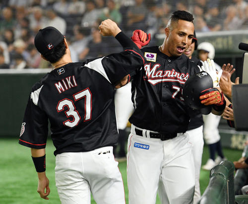 日本ハム対ロッテ　2回表ロッテ1死一塁、右中間へ先制の2点本塁打を放ったマーティン（手前右）は生還し三木とタッチを交わす（撮影・滝沢徹郎）