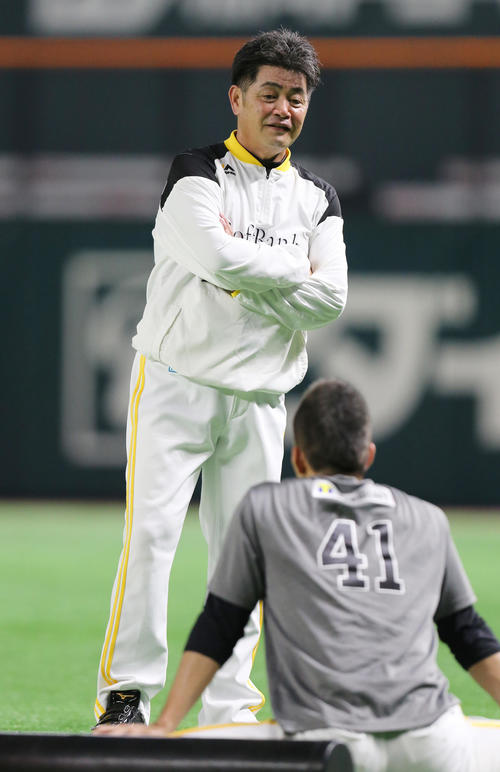 投手練習で千賀（右）と話す工藤監督（撮影・菊川光一）