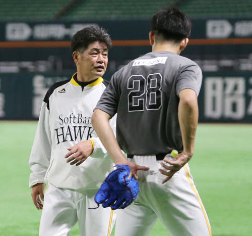 ソフトバンクの投手練習で高橋礼（右）と話す工藤公康監督（撮影・菊川光一）