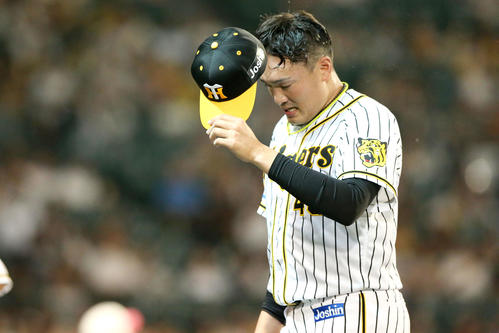 阪神対ヤクルト　秋山は2回に3点を奪われ厳しい表情でベンチに引き揚げる（撮影・上山淳一）