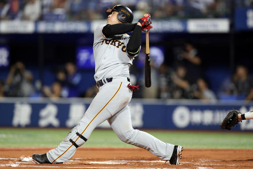 DeNA対巨人　6回表巨人2死一塁、左中間へ2点本塁打を放つ岡本（撮影・狩俣裕三）