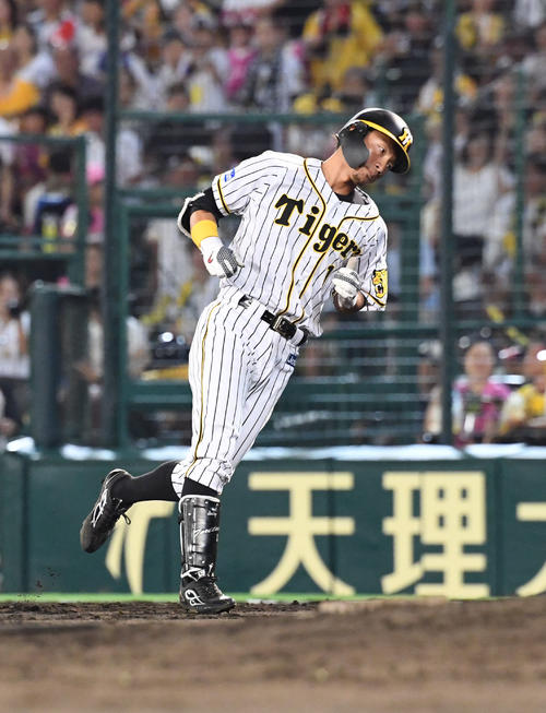 阪神対ヤクルト　5回裏阪神2死一塁、鳥谷敬は中飛に倒れる（撮影・奥田泰也）