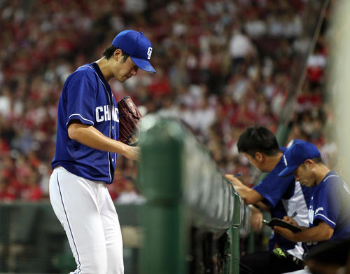 7回3失点で降板する梅津（撮影・栗木一考）