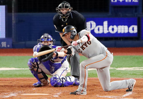 DeNA対巨人　8回表巨人無死二塁、犠打を決める坂本勇。投手エスコバー（撮影・垰建太）
