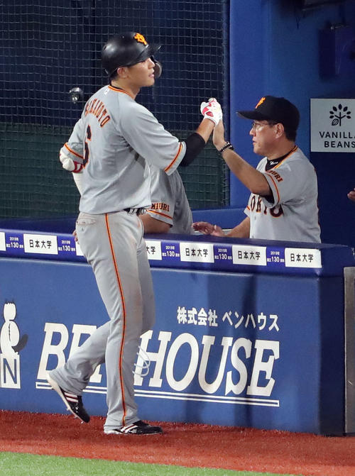 DeNA対巨人　8回表巨人無死二塁、犠打を決めた坂本勇（左）とタッチを交わす原監督（撮影・垰建太）