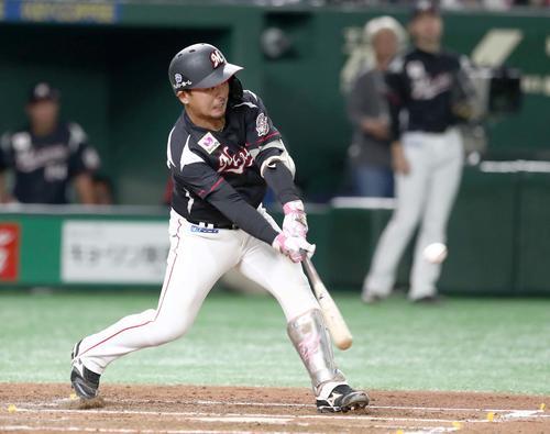 日本ハム対ロッテ　4回表ロッテ2死一、二塁、右前適時打を放つ田村（撮影・黒川智章）