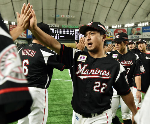 日本ハム対ロッテ　試合後、ナインとタッチを交わすロッテ田村（撮影・滝沢徹郎）