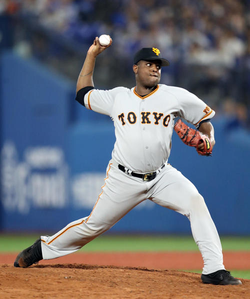 DeNA対巨人　9回裏から登板するデラロサ（撮影・狩俣裕三）