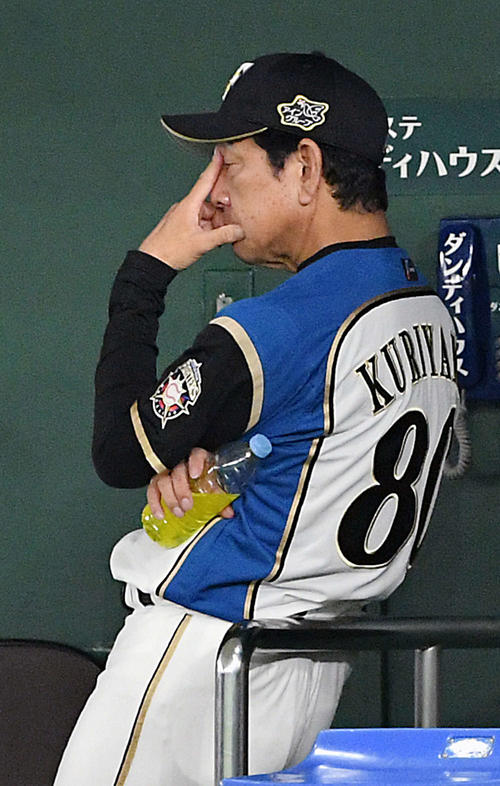日本ハム対ロッテ　5回表、ロッテに失点し考え込む日本ハム栗山監督（撮影・滝沢徹郎）