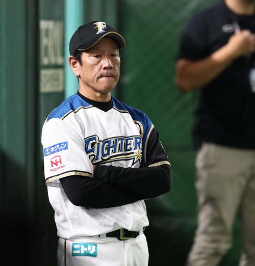 日本ハム対ロッテ　9回表、渡辺と接触し倒れた中田翔を心配そうに見つめる栗山監督（撮影・黒川智章）