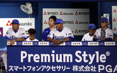 DeNA対巨人　9回裏、ぼうぜんとグラウンドを見つめるラミレス監督（中央）（撮影・狩俣裕三）