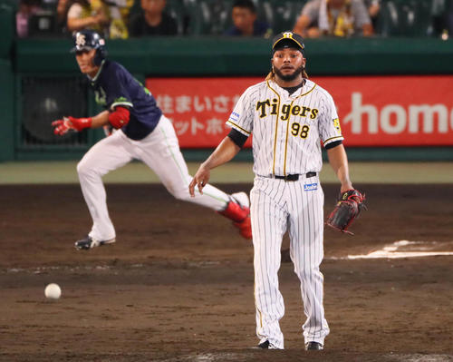 阪神対ヤクルト　10回表ヤクルト2死三塁、ドリスは塩見に中前勝ち越し適時打を浴びる（撮影・宮崎幸一）