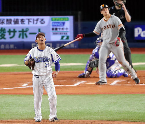 6回表巨人2死一塁、岡本（右）に逆転の2点本塁打を浴びて打球を見上げる今永（撮影・垰建太）