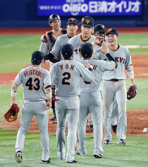DeNA対巨人　DeNAに勝利し喜ぶ巨人坂本勇人（右）らナイン（撮影・垰建太）