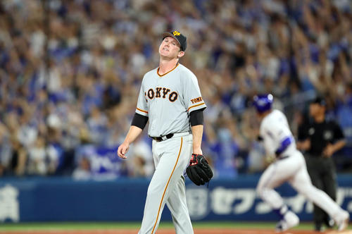 DeNA対巨人　3回裏DeNA2死、ロペス（後方）に先制ソロ本塁打を浴びて悔しがるクック（撮影・狩俣裕三）