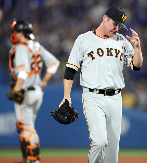 DeNA対巨人　4回裏途中、降板するクック（撮影・狩俣裕三）