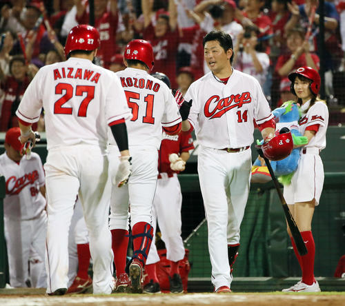 6回裏広島1死二塁、小園は右越えに2点本塁打を放ち大瀬良（右）の出迎えを受ける（撮影・栗木一考）