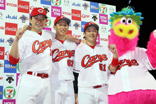 広島対中日　お立ち台で笑顔を見せる広島の、左から大瀬良、西川、小園（撮影・栗木一考）