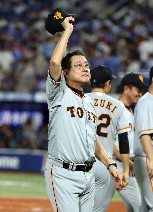 DeNA対巨人　試合後、ファンの声援に応える原監督（撮影・狩俣裕三）