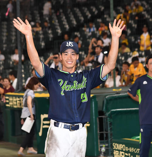 阪神対ヤクルト　ヒーローインタビューをを終えファンの声援に応える塩見泰隆（撮影・奥田泰也）