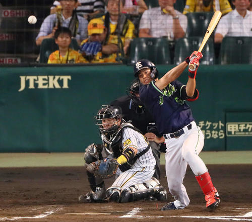 阪神対ヤクルト　10回表ヤクルト2死三塁、決勝の中前適時打を放つ塩見（撮影・宮崎幸一）