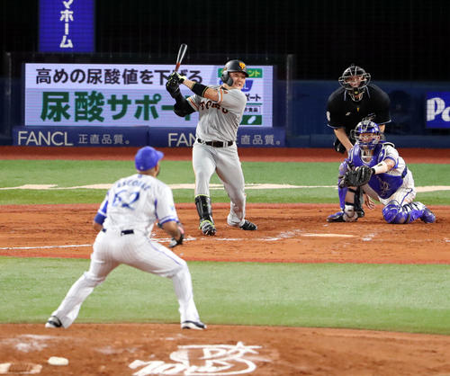 DeNA対巨人　8回表巨人1死三塁、左犠飛を放つ丸。投手エスコバー（撮影・垰建太）