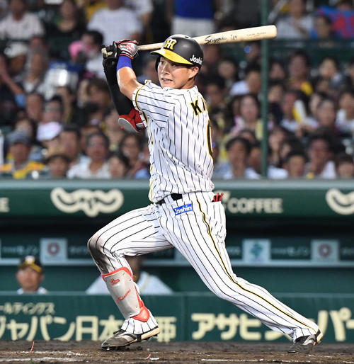 阪神対ヤクルト　4回裏阪神無死、木浪は左越え三塁打を放つ（撮影・奥田泰也）