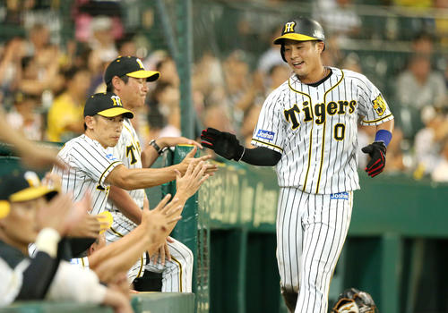阪神対ヤクルト　4回裏阪神1死三塁、福留の中犠飛で三走木浪（右）が同点生還し笑顔を見せる（撮影・上山淳一）