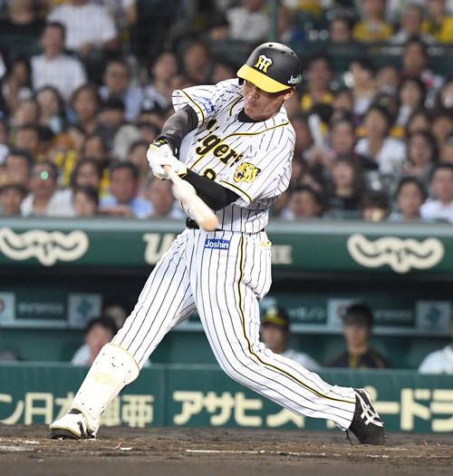 阪神対ヤクルト　4回裏阪神1死三塁、福留は中犠飛を放つ（撮影・奥田泰也）