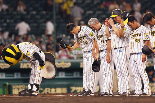 阪神対ヤクルト　矢野監督（左）はヤクルトに敗れスタンドにあいさつする（撮影・上山淳一）