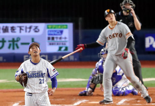 DeNA対巨人　6回表巨人2死一塁、岡本（右）に逆転の2点本塁打を浴びて打球を見上げる今永（撮影・垰建太）
