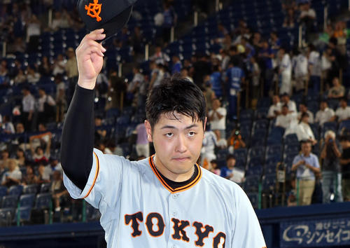 DeNA対巨人　ヒーローインタビュー後、ファンの声援に応える岡本（撮影・狩俣裕三）