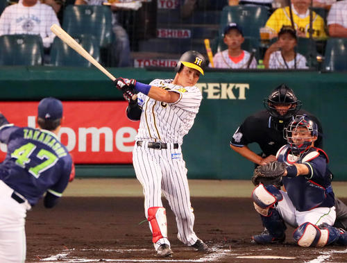 1回裏阪神無死、木浪聖也は左前打を放つ（撮影・宮崎幸一）