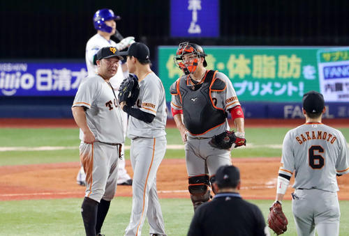DeNA対巨人　3回裏DeNA無死一、三塁、阿部（左）はマウンドの炭谷（右）と桜井（中央）に声をかける（撮影・垰建太）