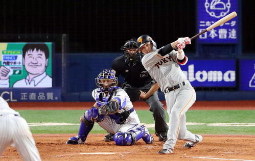 DeNA対巨人　5回表巨人2死二塁、左前適時打を放つ坂本勇。投手井納（撮影・垰建太）