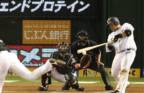 西武対ソフトバンク　8回裏西武1死一、二塁、適時打を放つ山川。投手甲斐野（撮影・狩俣裕三）