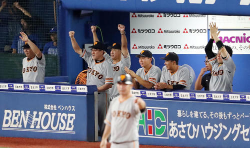 DeNA対巨人　6回表巨人2死一、三塁、代打陽の適時打に盛り上がる原監督（左から2人目）ら巨人ベンチ（撮影・垰建太）