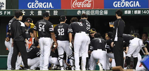 西武対ソフトバンク　試合前の円陣でナインに声をかけるソフトバンク工藤監督（撮影・鈴木みどり）
