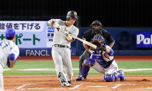 DeNA対巨人　6回表巨人2死一、三塁、右前適時打を放つ大城。投手砂田（撮影・垰建太）