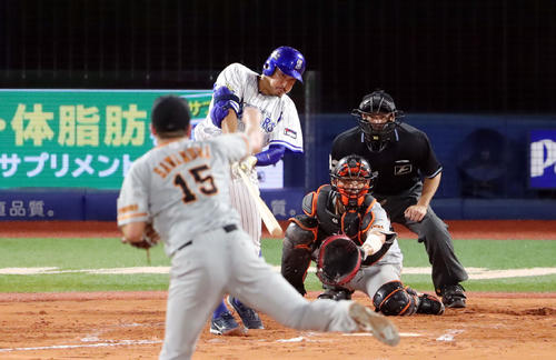 DeNA対巨人　7回裏DeNA1死二塁、右越え2点本塁打を放つ梶谷。投手沢村（撮影・垰建太）