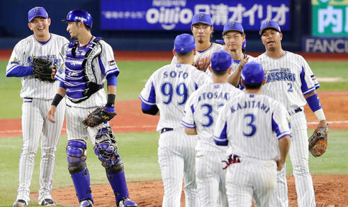 DeNA対巨人　巨人に勝ちタッチを交わすDeNA山崎（左端）、伊藤光（同2人目）ら選手たち（撮影・垰建太）