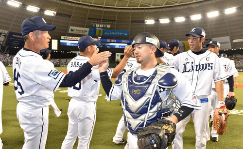 西武対ソフトバンク　ソフトバンクに勝利し首位に立ち、森（中央）ら選手を出迎える西武辻監督（左）（撮影・鈴木みどり）
