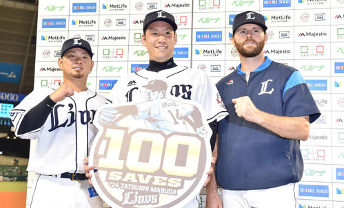 西武対ソフトバンク　ソフトバンクに勝利し首位に立ち、お立ち台で笑顔を見せる、左から西武森、ニール、増田（撮影・鈴木みどり）